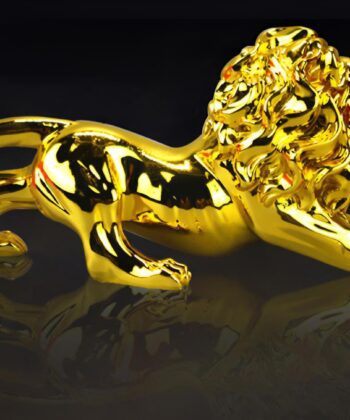 Luxury Golden Panther Statue – Modern Abstract Resin Lion for Car Dashboard & Premium Home Decor