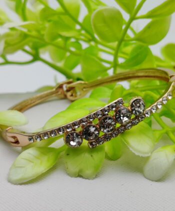 Gold-plated adjustable bracelet with a staggered row of brilliant round crystals.